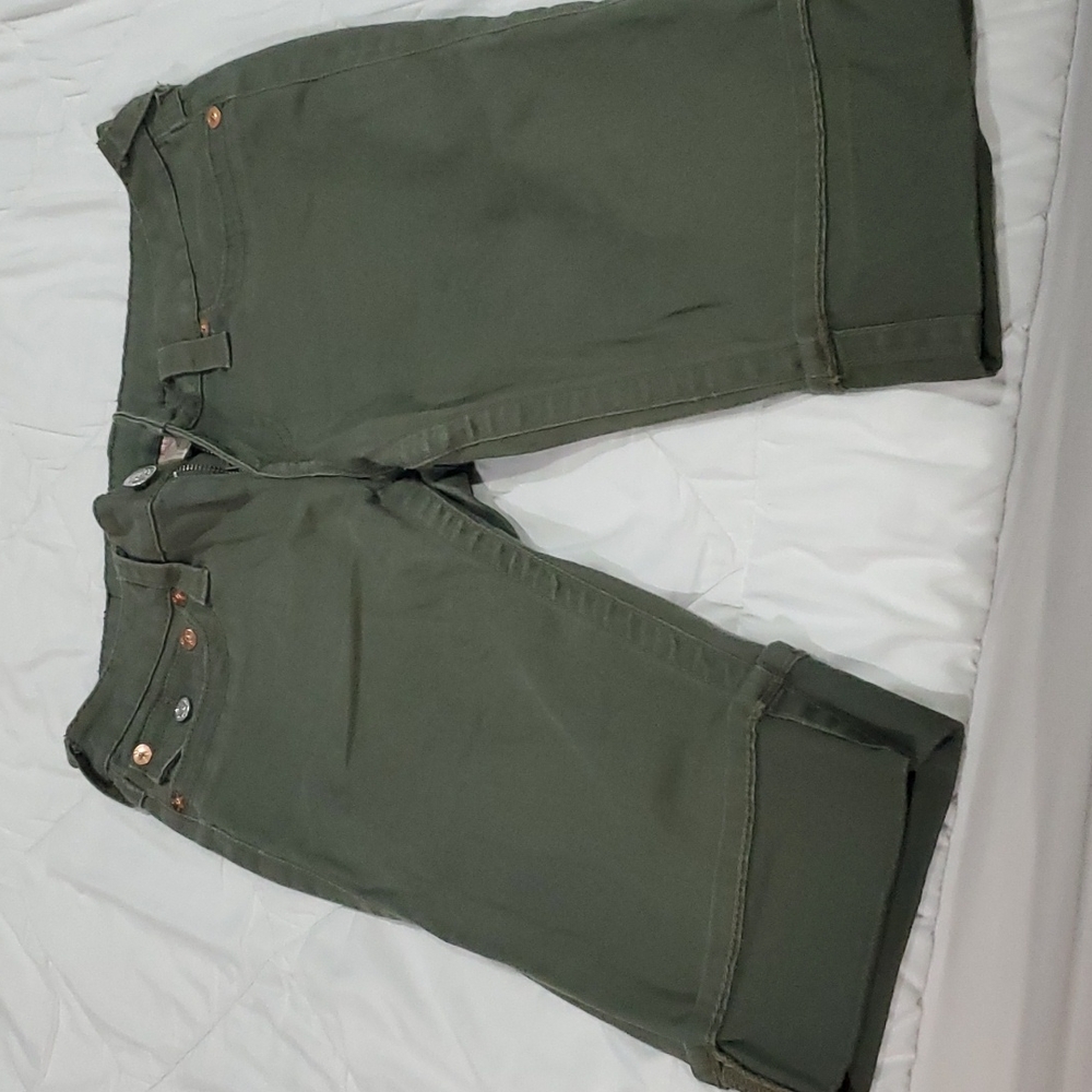 Womans True Religion Capri Type Pants! Called Knee Length Shorts